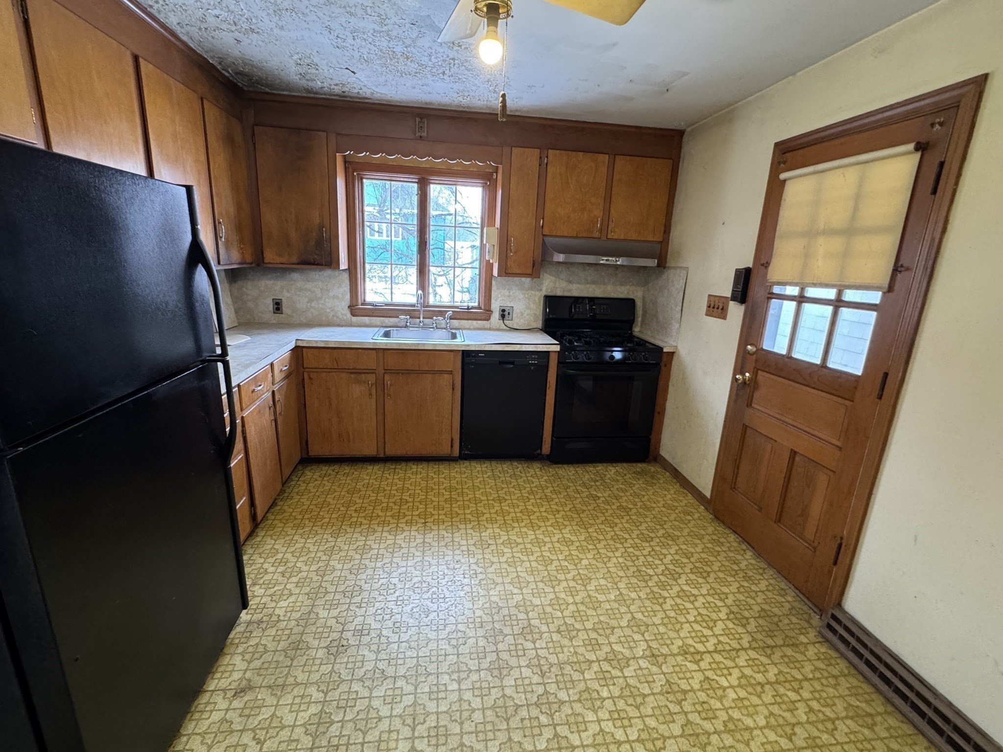 39 McKinley Ave, Lowell, MA 01851 - Image 11