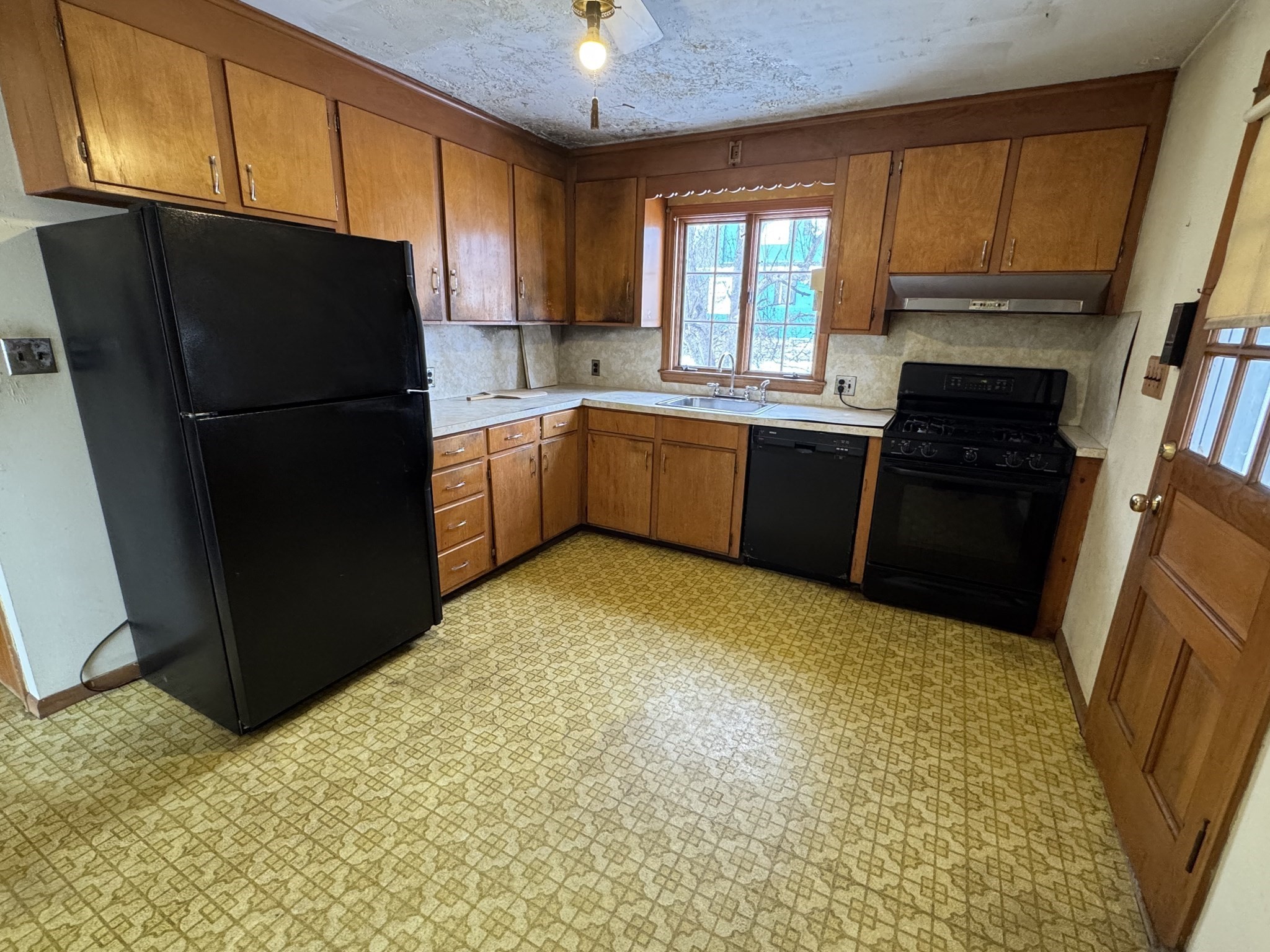 39 McKinley Ave, Lowell, MA 01851 - Image 10