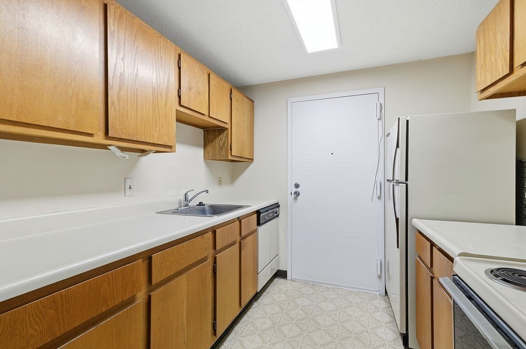 36 Silver Hill Ln Unit 21, Natick, MA 01760 - Image 2