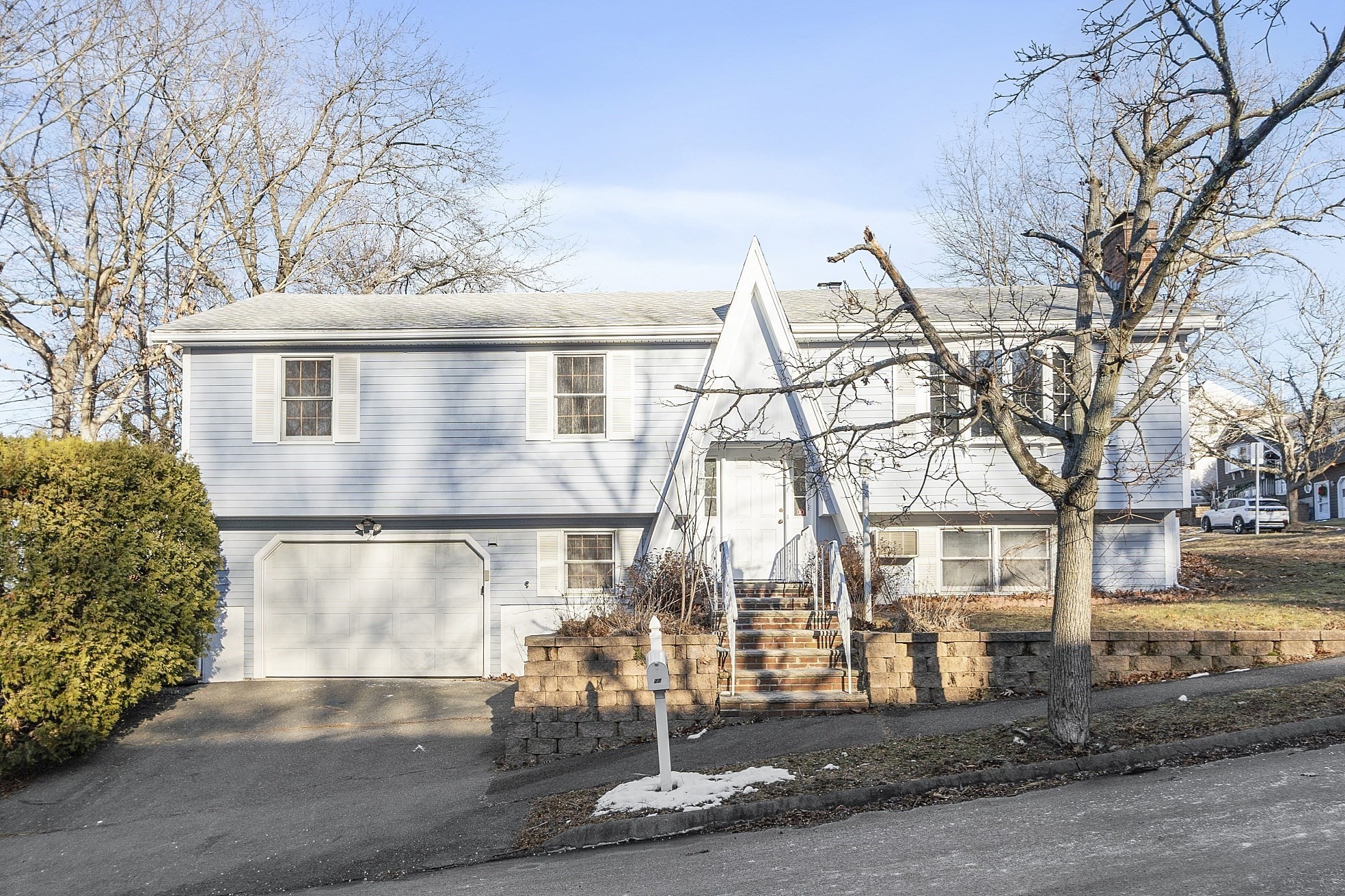 27 Donnelly Dr, Lynn, MA 01904 - Image 2