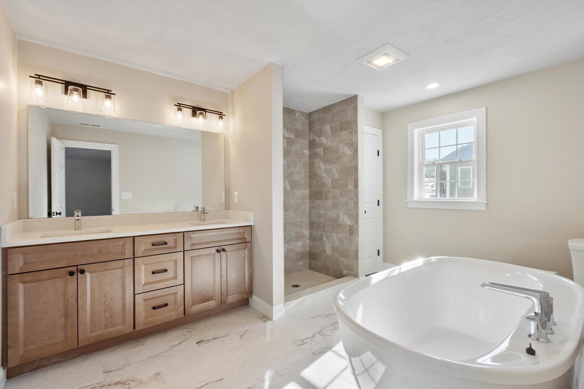 2 Clover Glen Cir, Shrewsbury, MA 01545