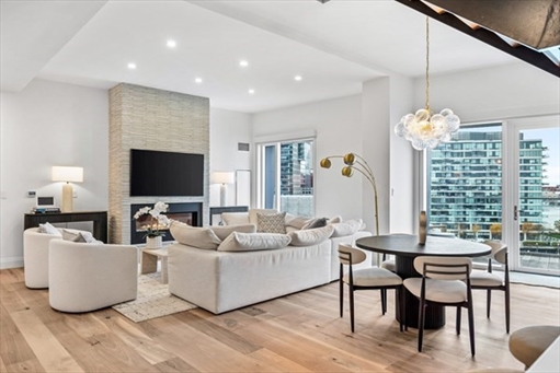 300 Pier 4 Blvd, Apt PHR