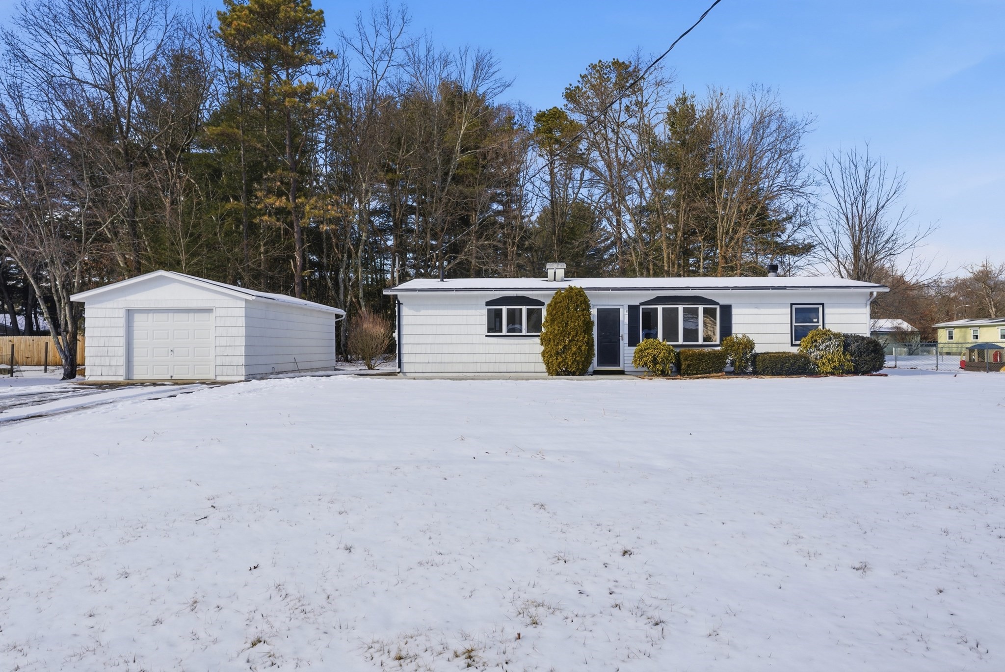 37 Sun Valley Rd, Holyoke, MA 01040