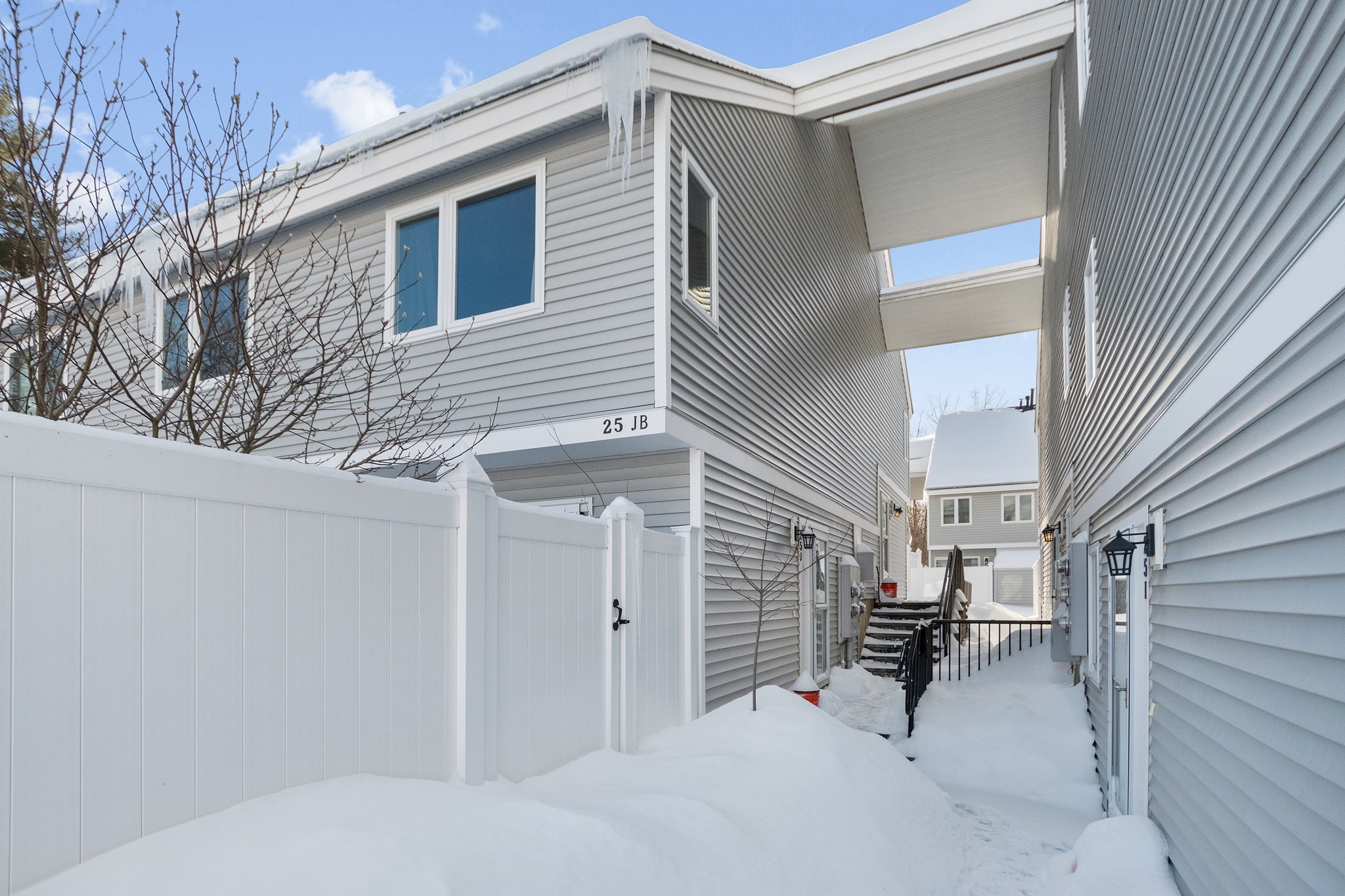 25 Meadow Pond Dr Unit J, Leominster, MA 01453