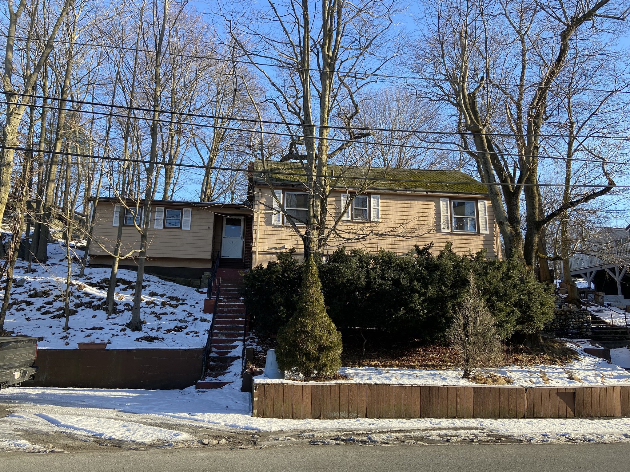 9 Walden Pond Ave, Saugus, MA 01906