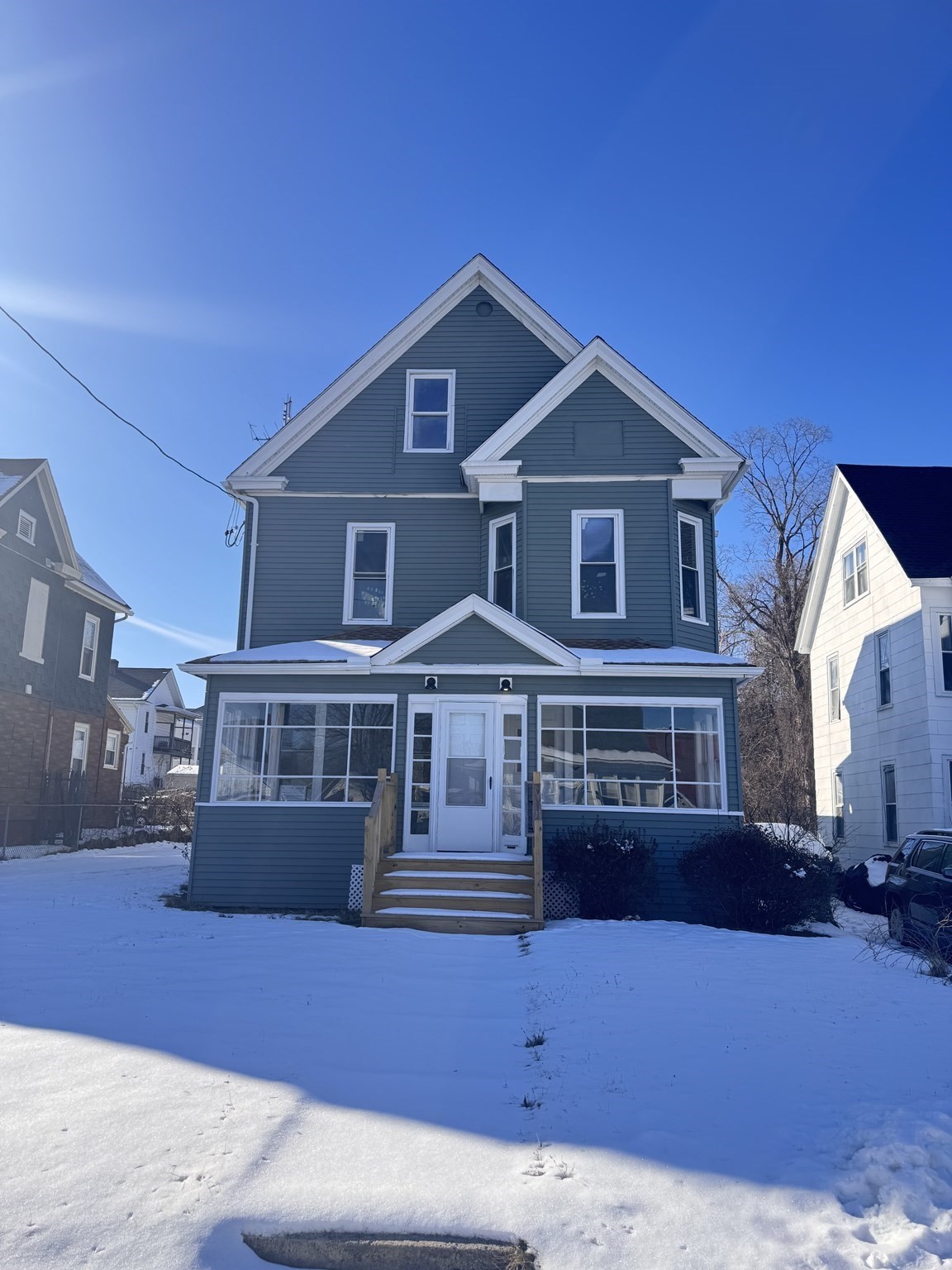 41 Lynwood Ave, Holyoke, MA 01040