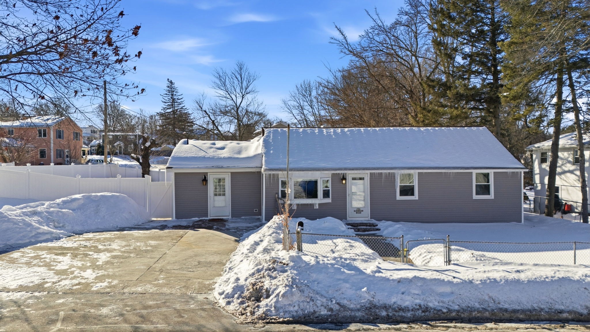 206 Burnham, Lowell, MA 01852