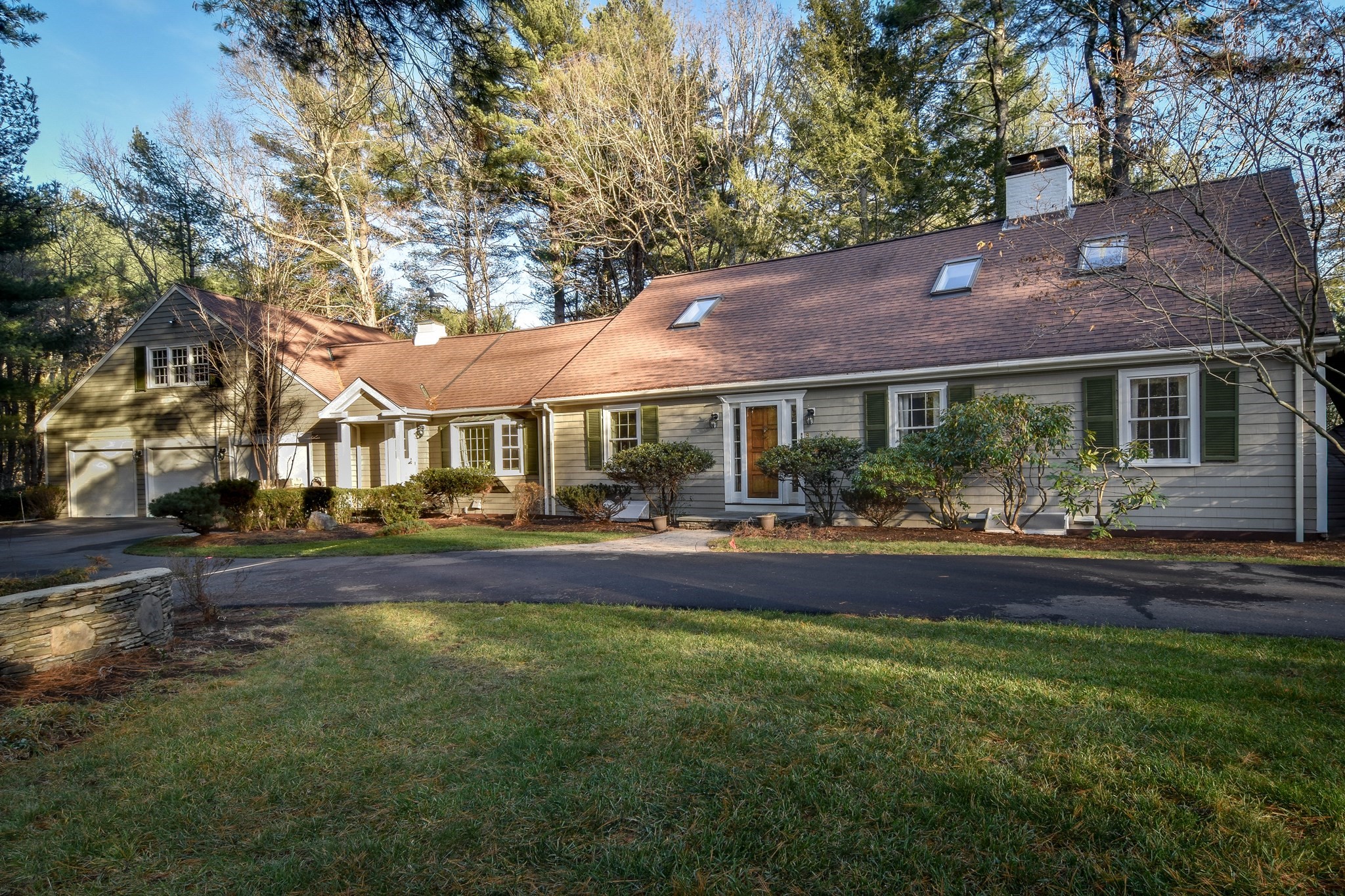 9 Buttercup Ln, Dover, MA 02030
