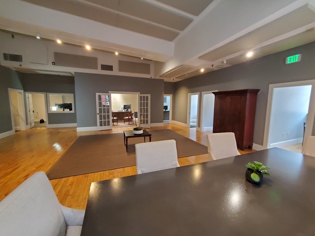 323 Newbury Street, Back Bay, Boston, MA 02115