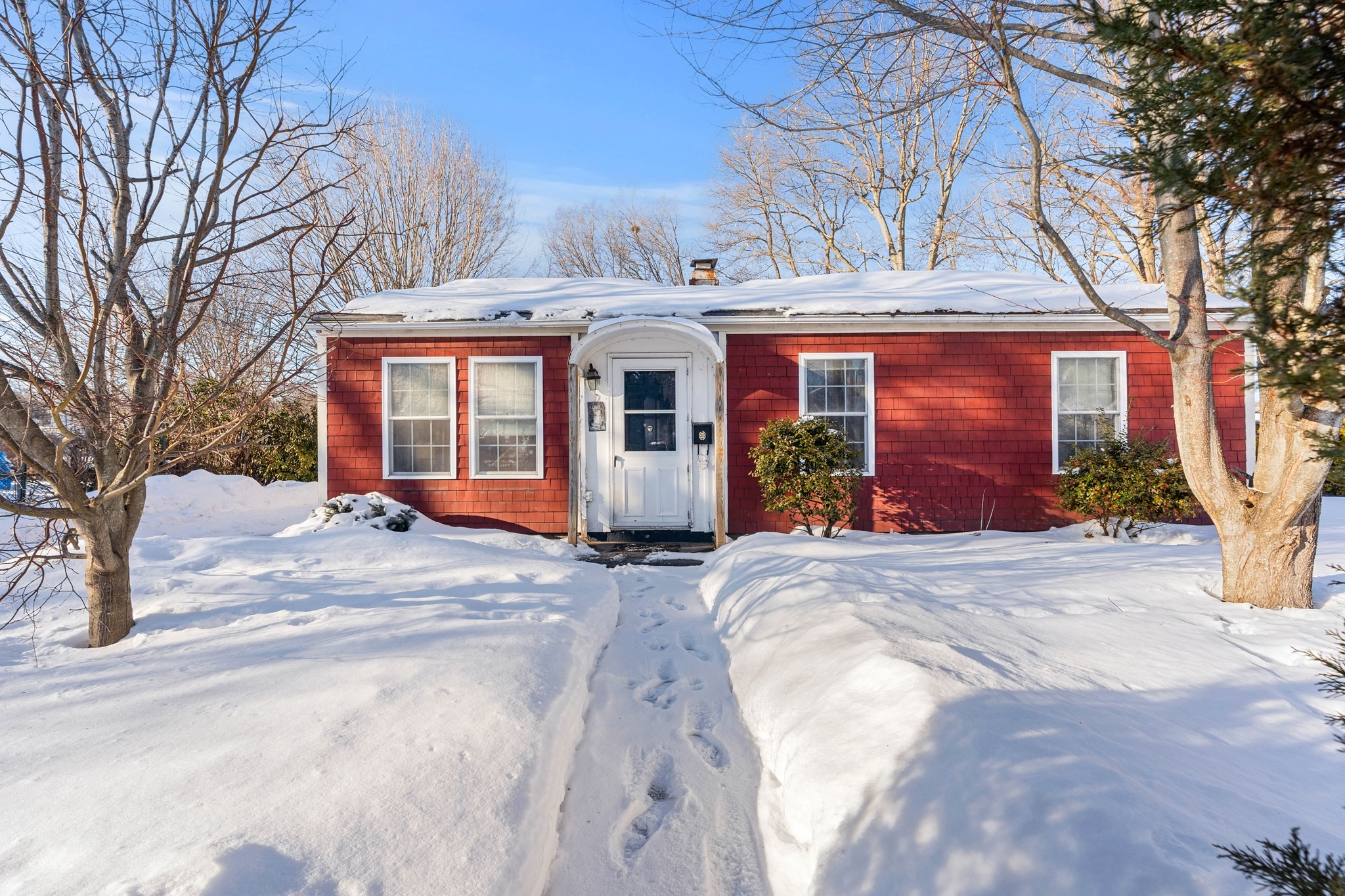 194 River Rd, Lowell, MA 01852