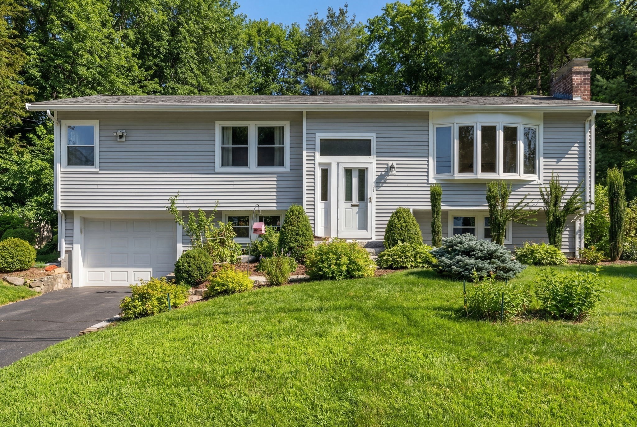 19 Rolling Ln, Framingham, MA 01701