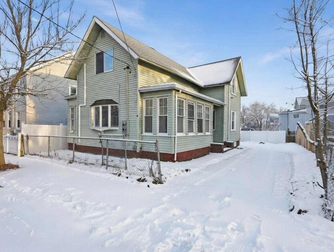 12 Howard St, Lynn, MA 01902