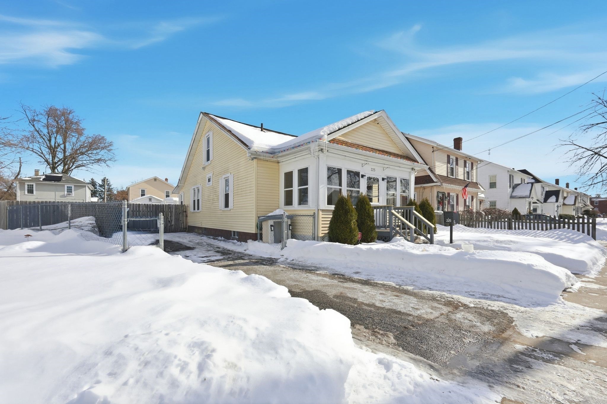 225 Osborne Ter, Springfield, MA 01104