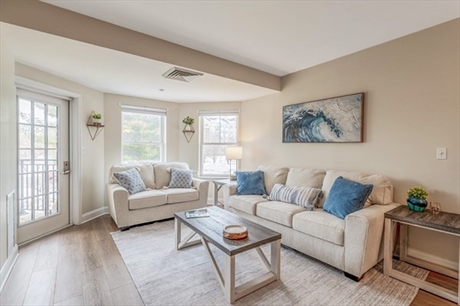 10 Seaport Dr