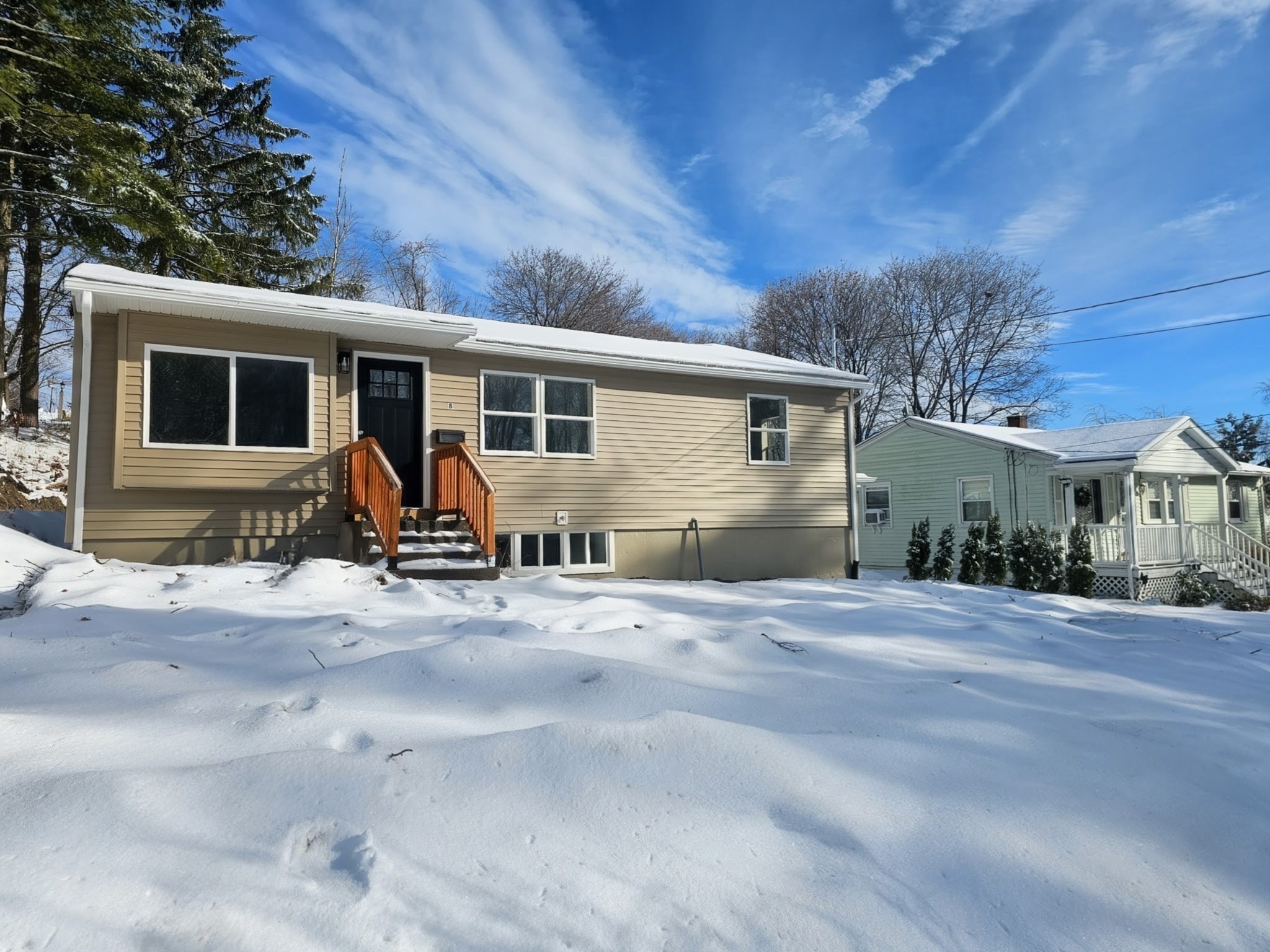 8 Sussex Ln, Worcester, MA 01602