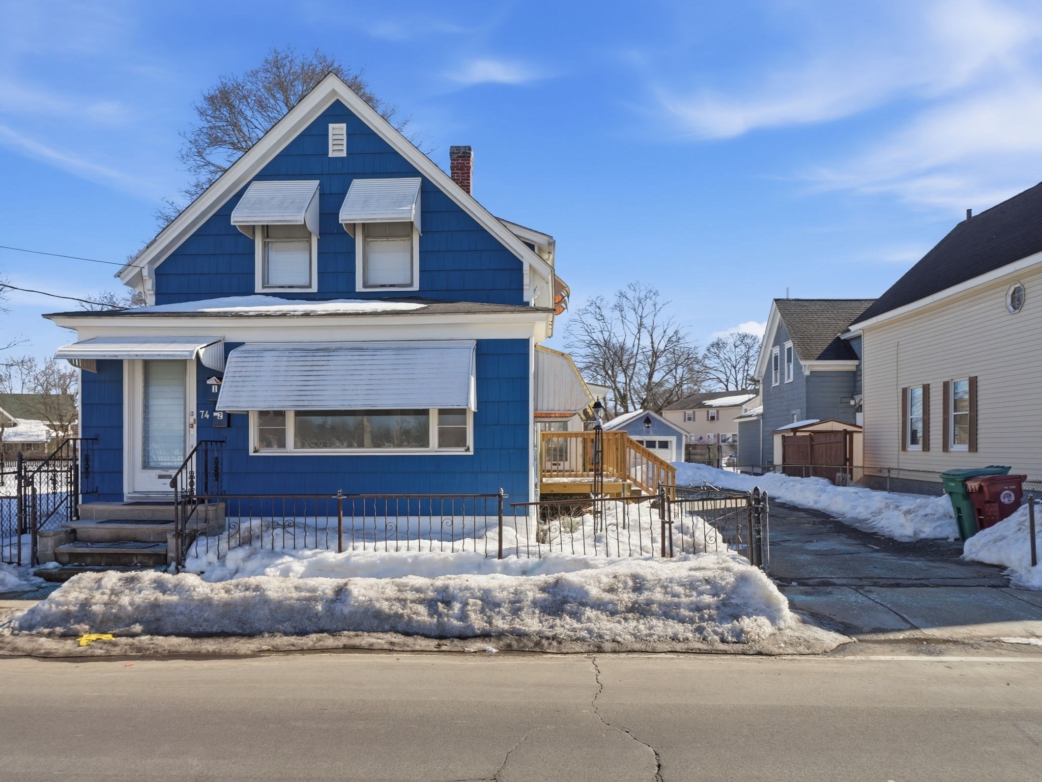 74 Carlisle St, Lowell, MA 01852