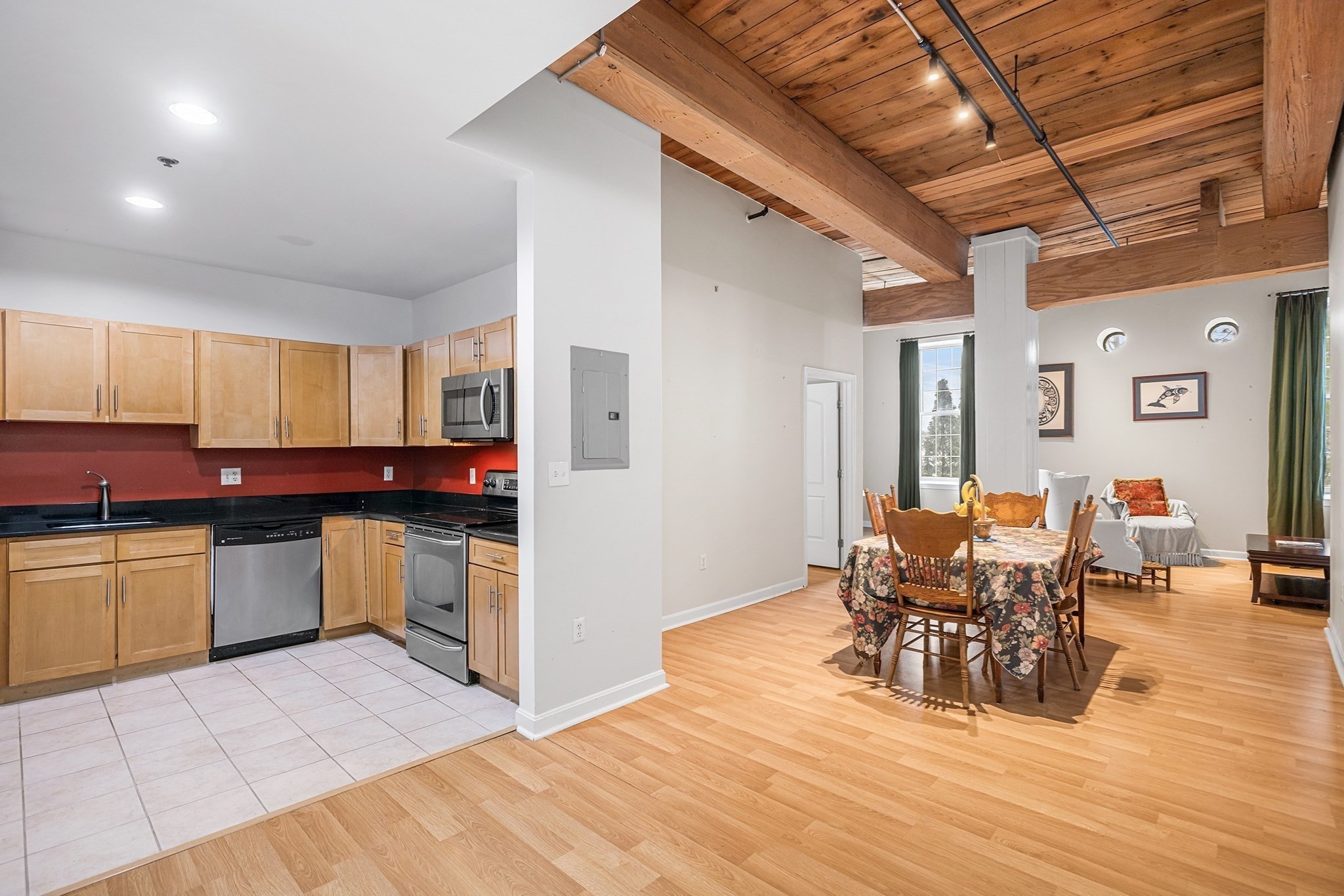 52 Lawrence Dr Unit M206, Lowell, MA 01854