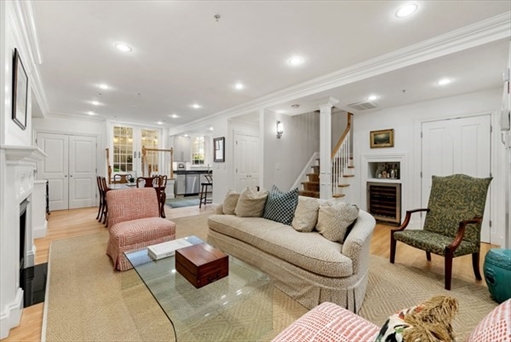 9-11 Worcester Sq, Apt 1
