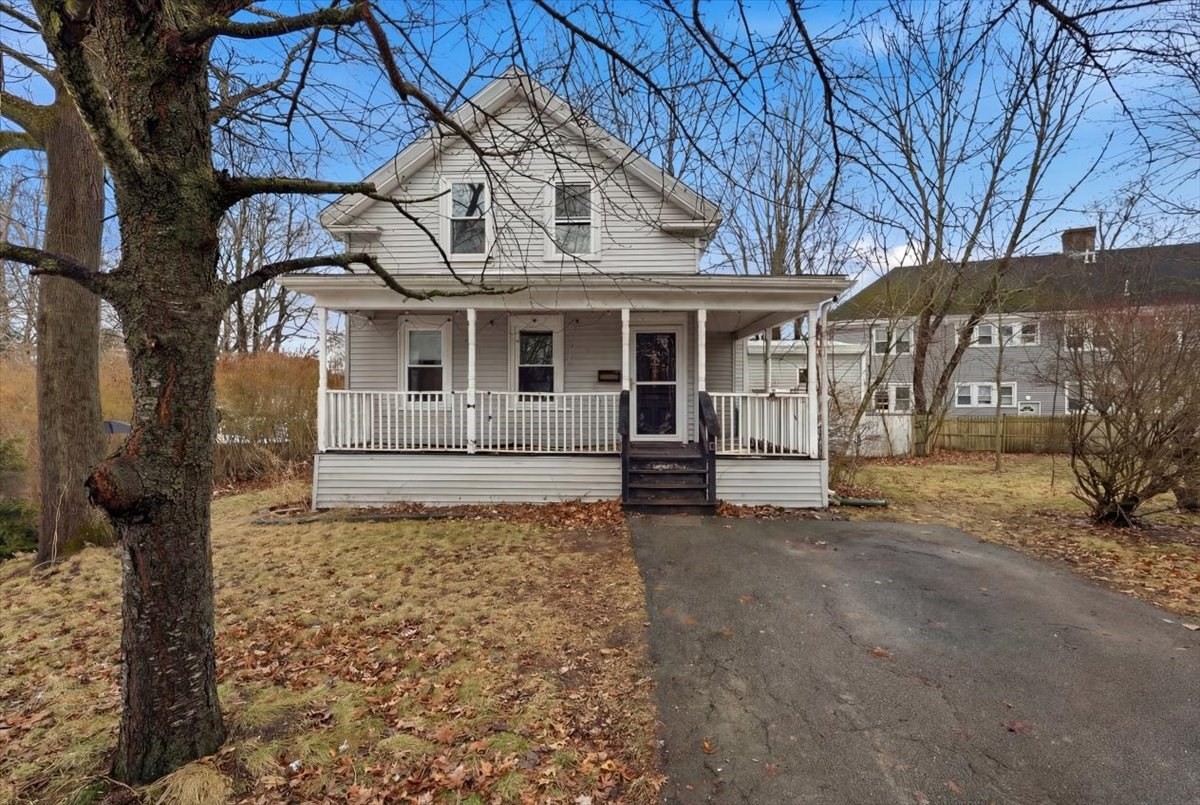 12 Southwick St, Middleboro, MA 02346