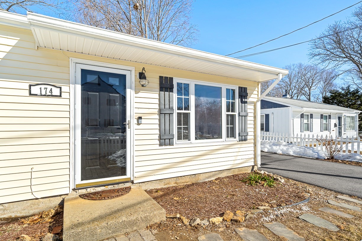 174 River Rd, Lowell, MA 01852