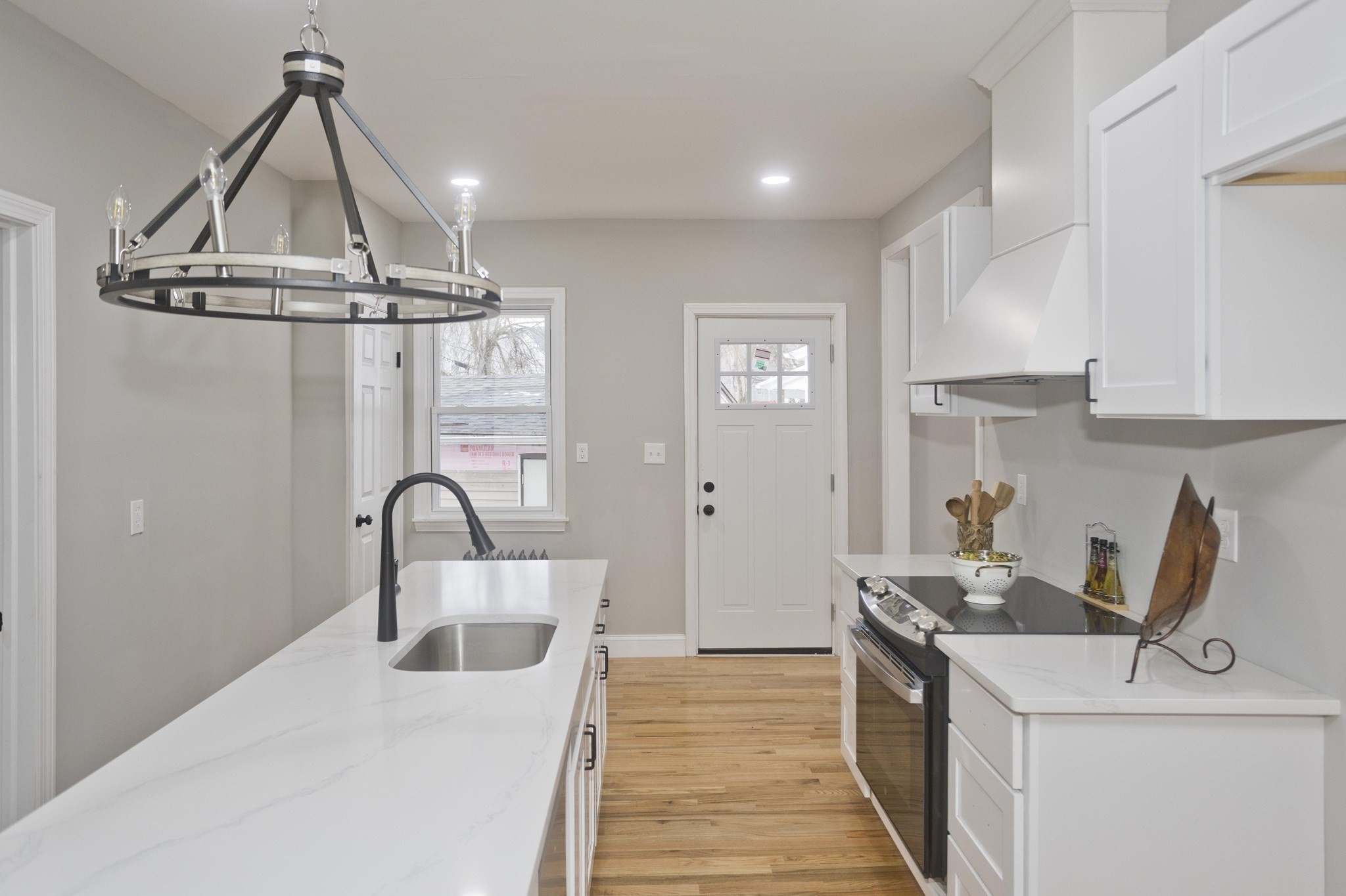 305 Dickinson St, Springfield, MA 01108