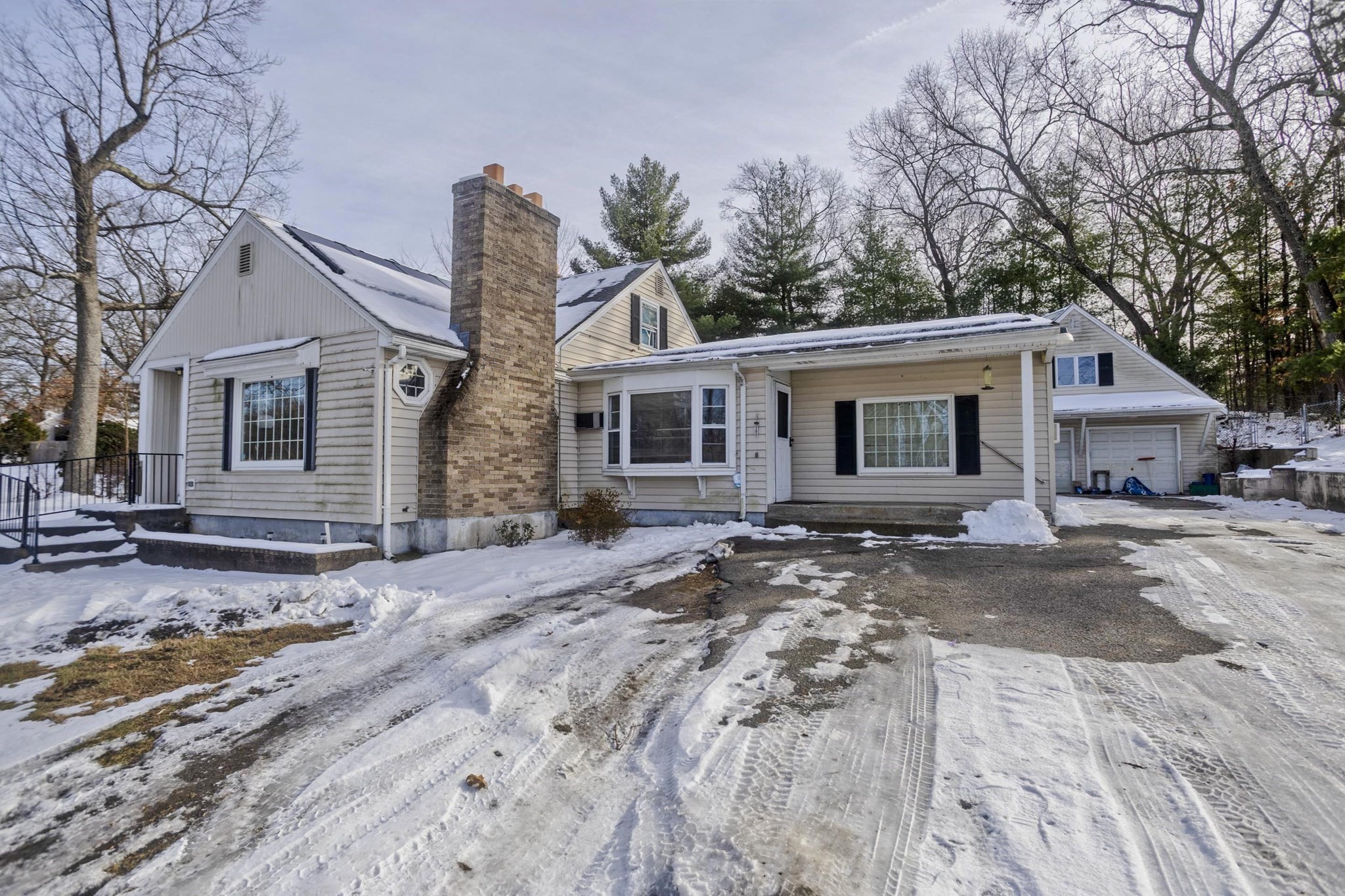 647 Plumtree Rd, Springfield, MA 01118