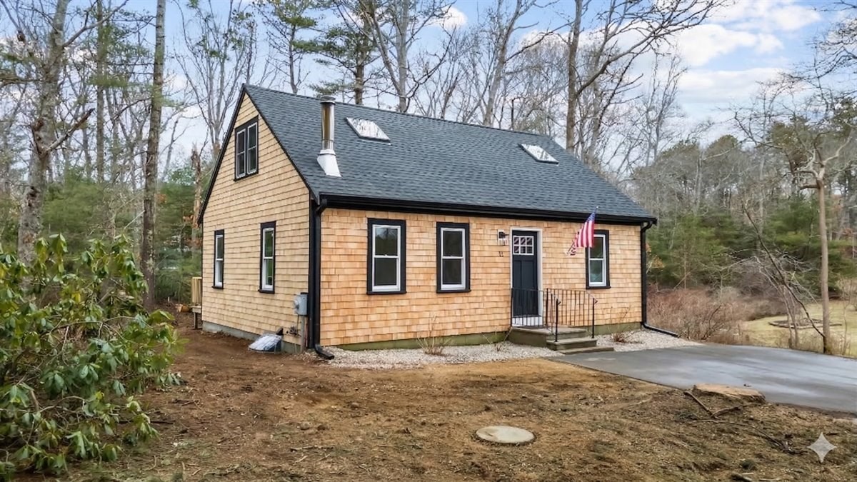 11 Shallow Pond Ln, Falmouth, MA 02536
