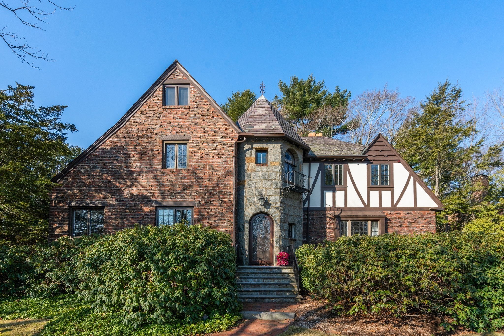 16 Alberta Rd, Brookline, MA 02467