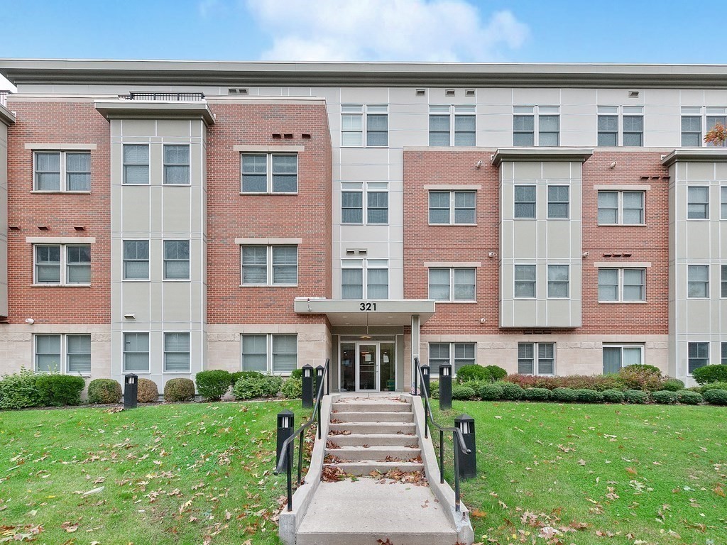 321 Hammond Pond Pkwy Unit 106, Brookline, MA 02467