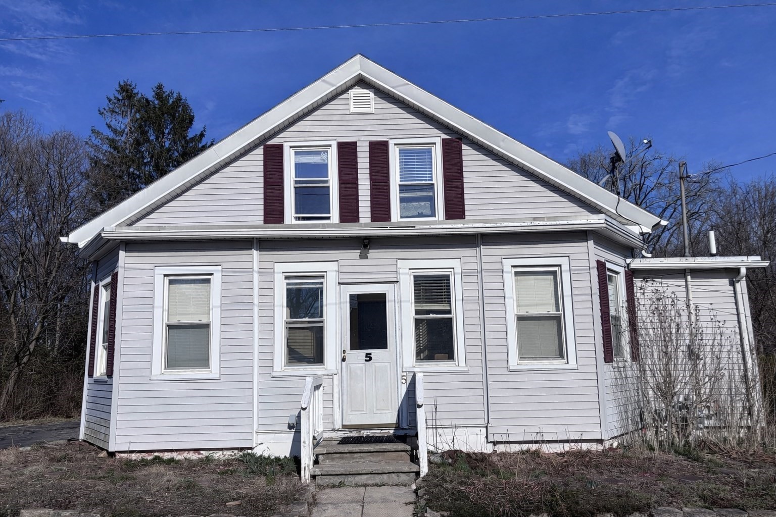 5 Crosby St, Webster, MA 01570