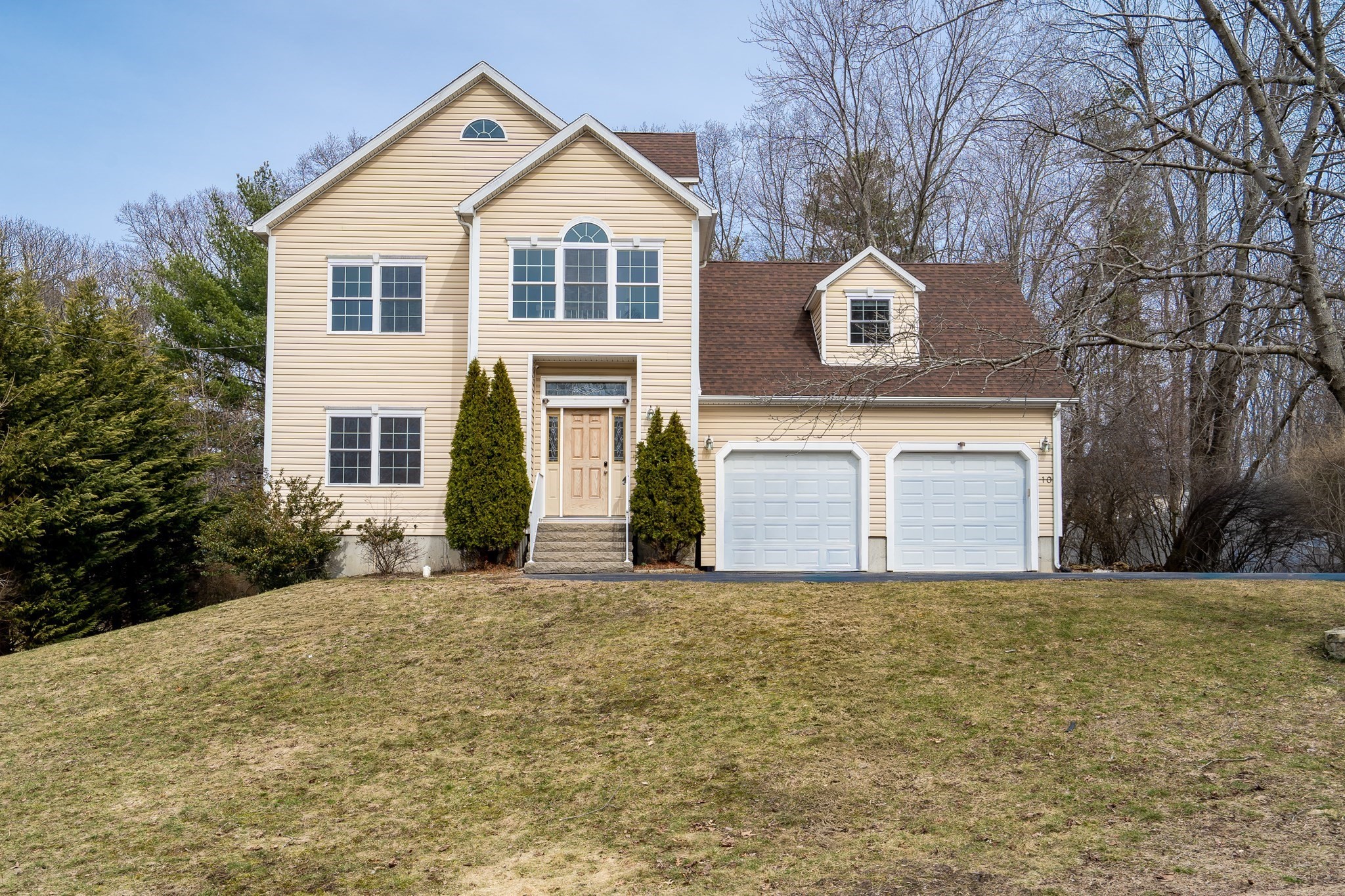 10 Moss St, Burlington, MA 01803