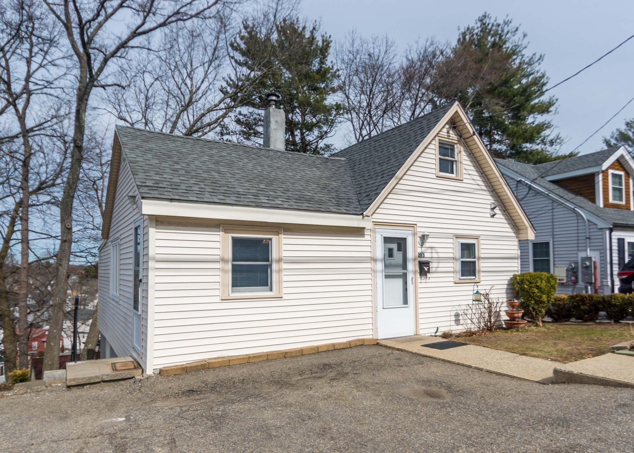 203 College Farm Road, Waltham, MA 02452