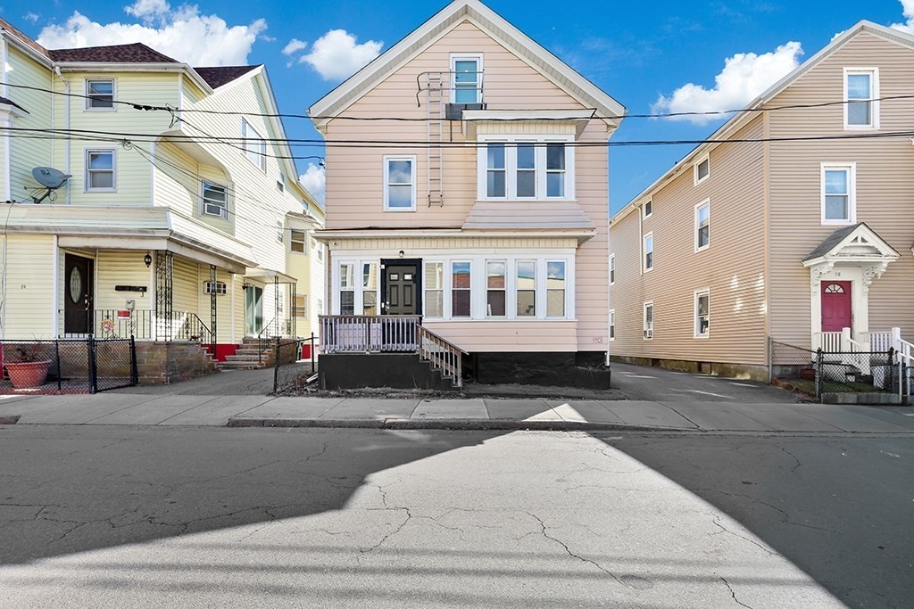 90 Quequechan St, Fall River, MA 02723