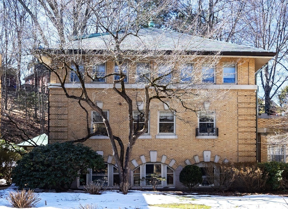 75 Glen Rd Unit B4, Brookline, MA 02445