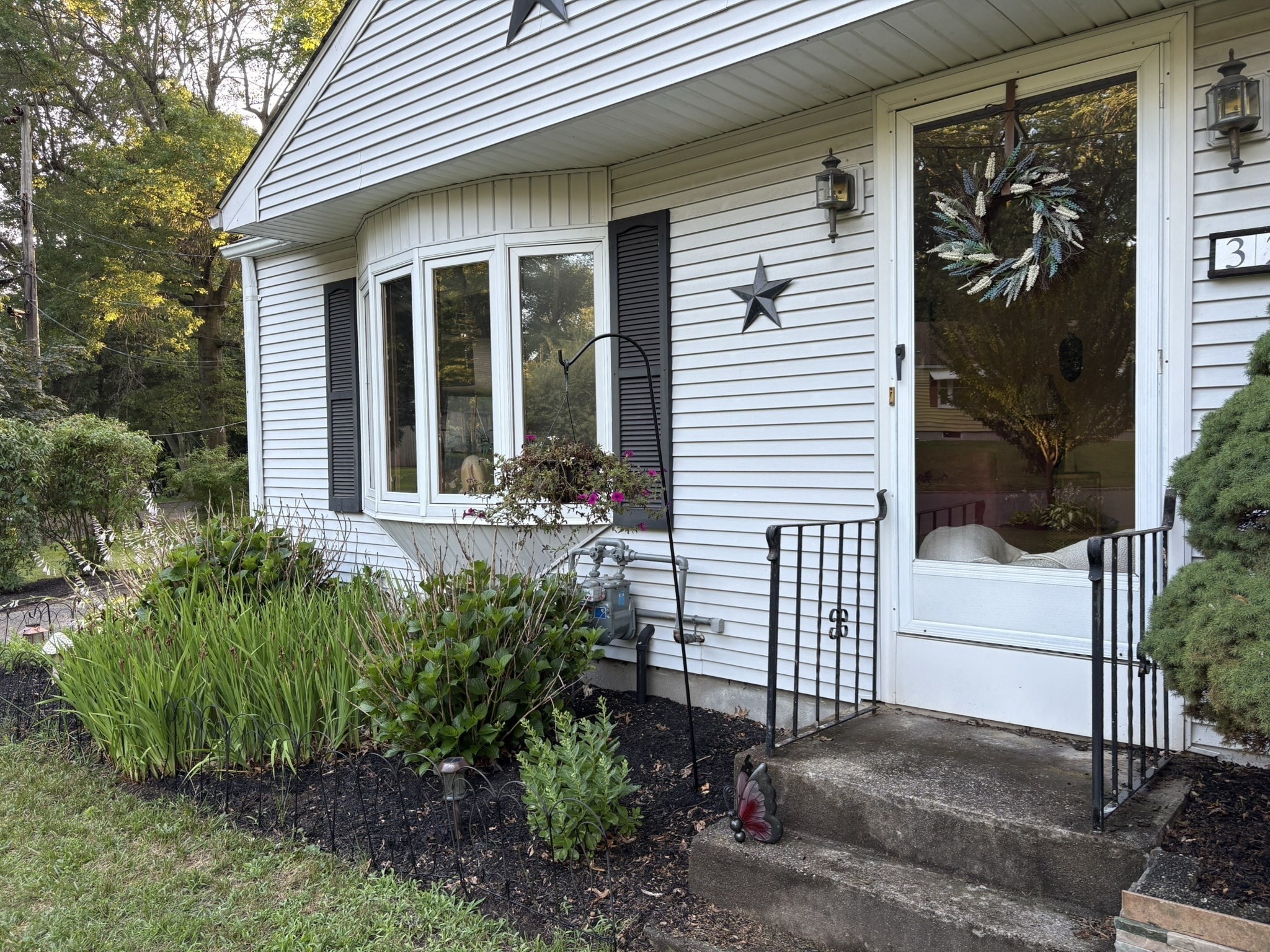 322 Holcomb Rd, Springfield, MA 01118