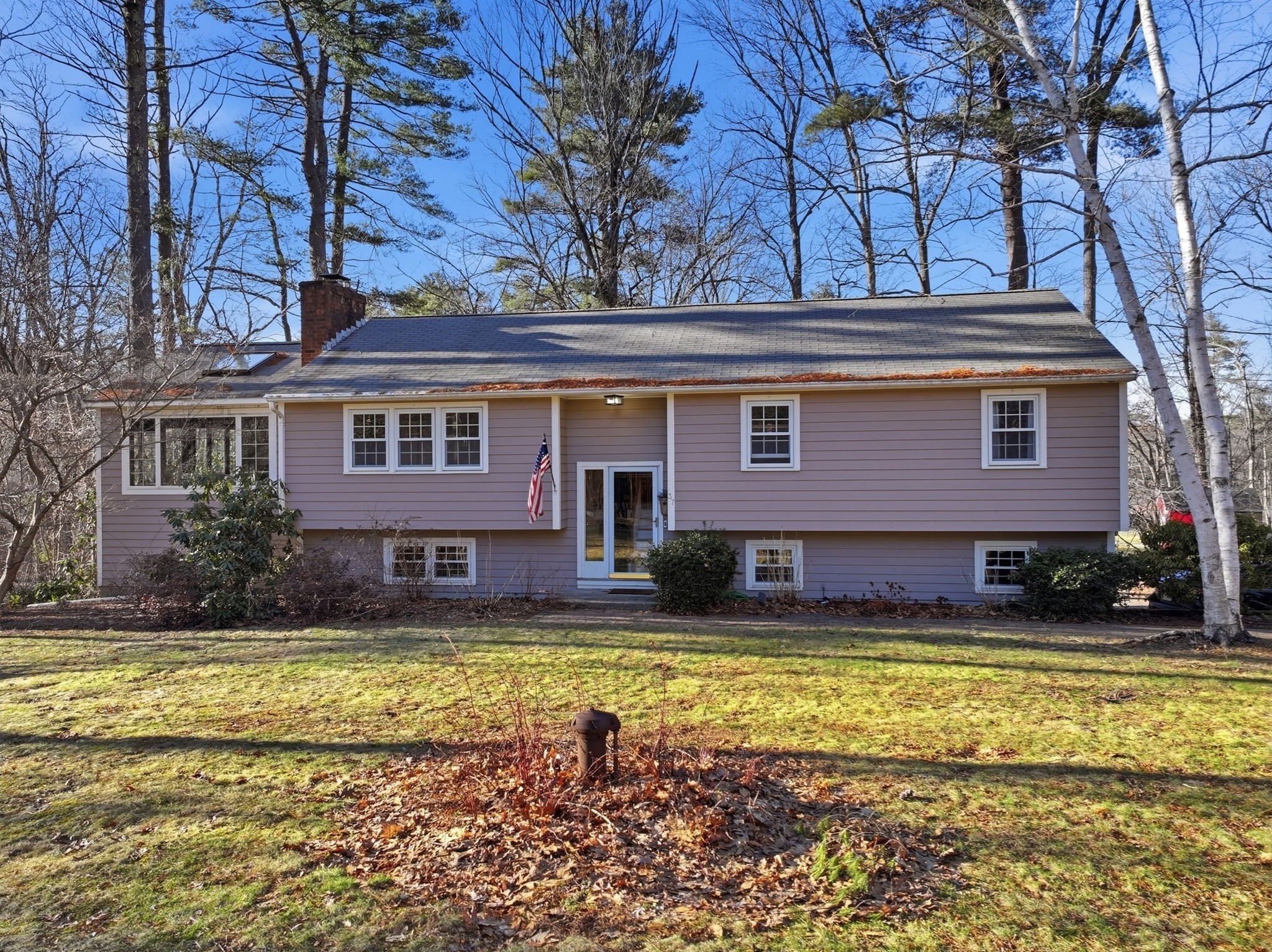 37 Woodlawn Dr, Sturbridge, MA 01566