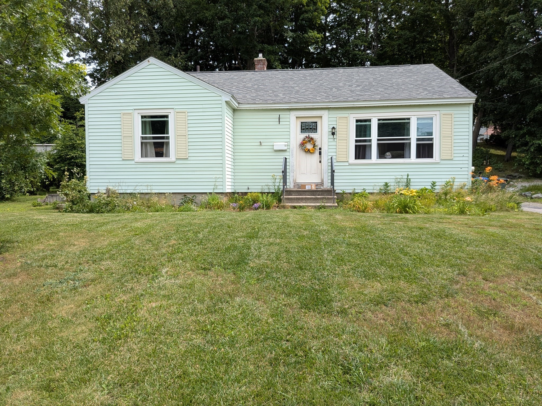 17 Daley St, Leominster, MA 01453