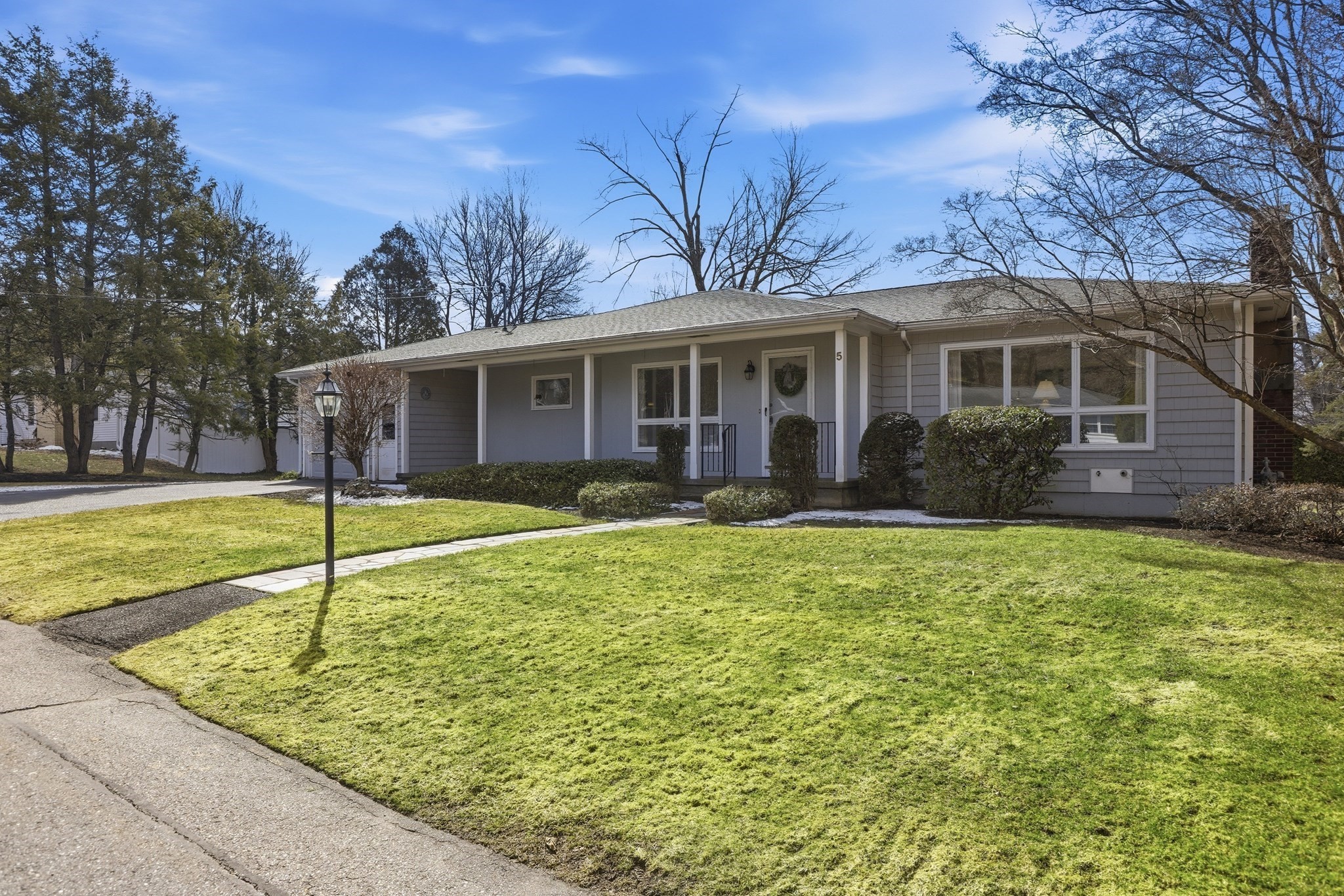 5 Cloverleaf Rd, Leominster, MA 01453