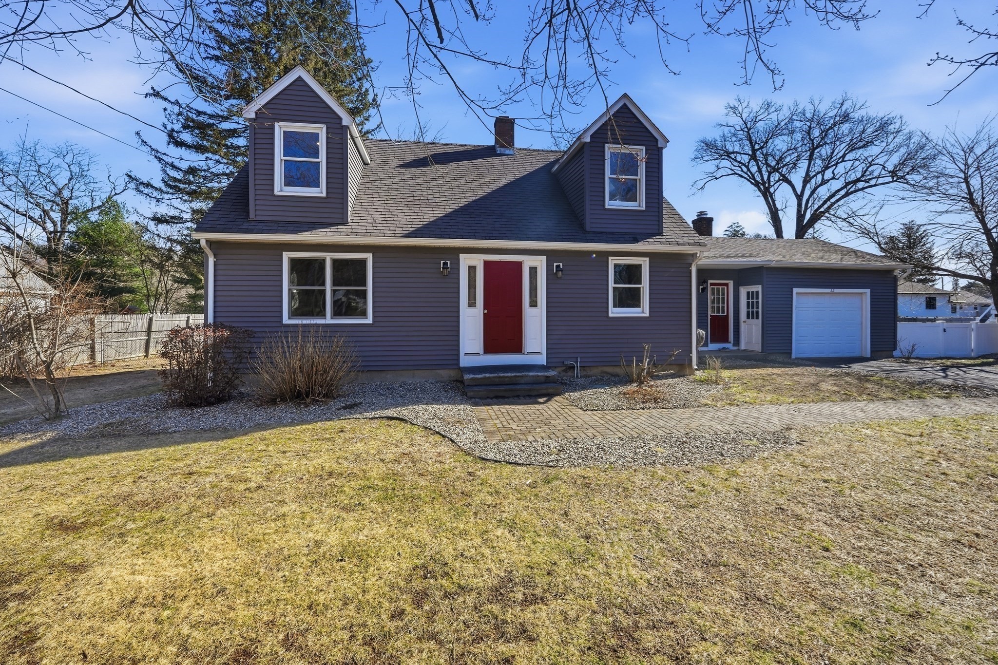 32 Oak Ln, Agawam, MA 01030