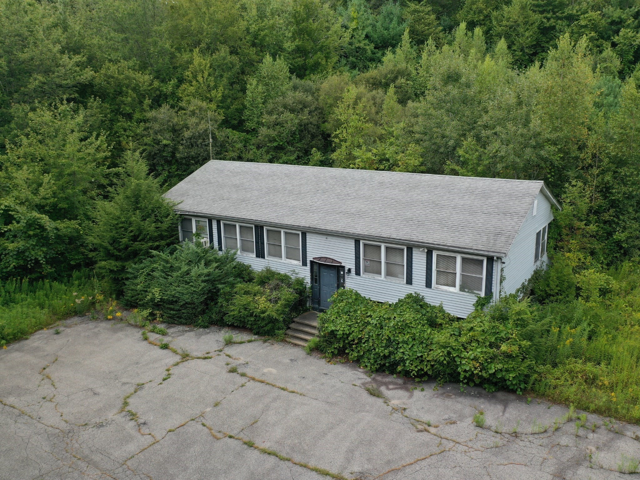 27 Douglas Road, Webster, MA 01570
