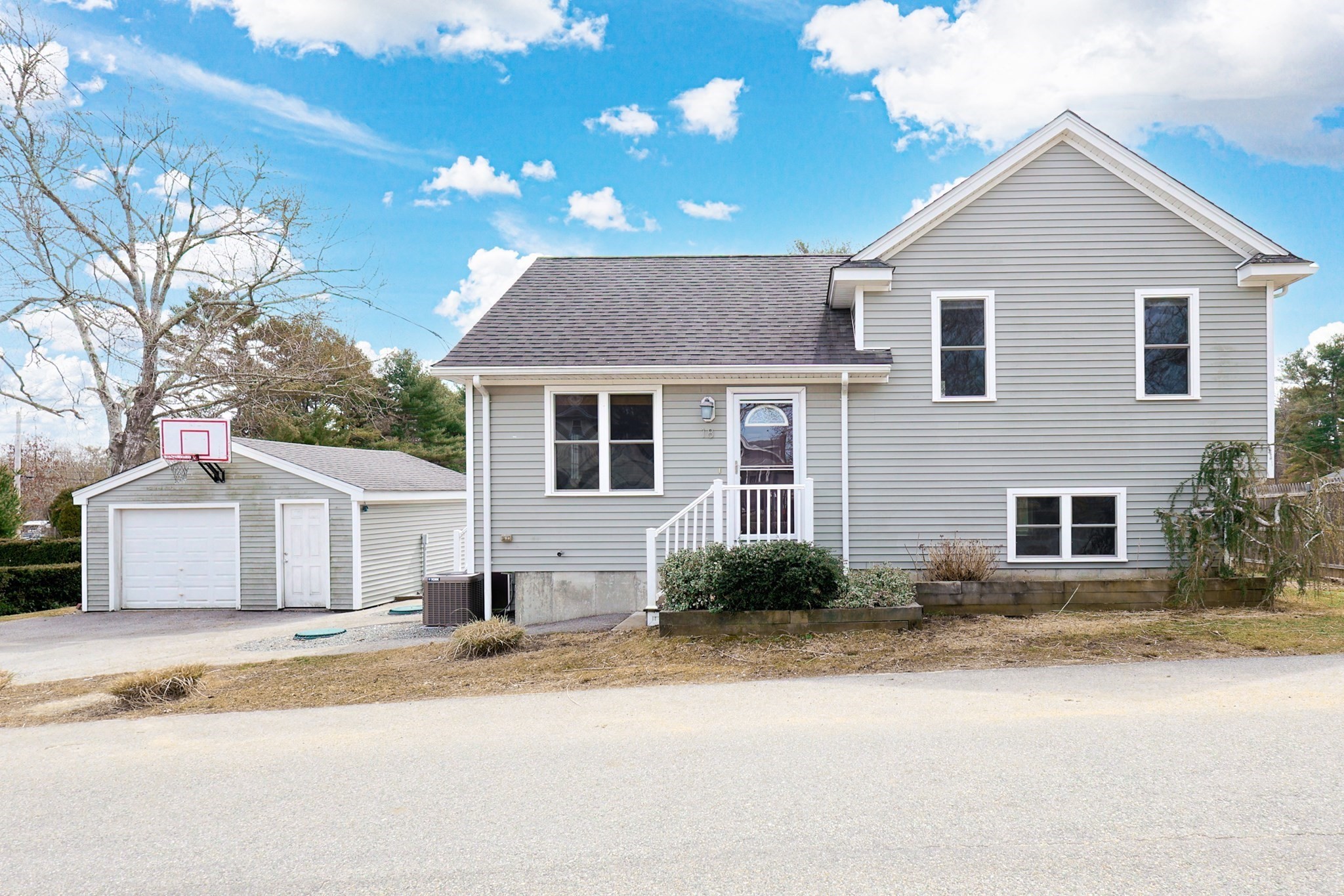 18 Russell St, Westport, MA 02790