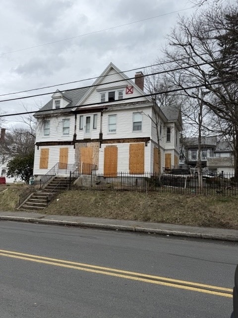 337 Beacon St, Lowell, MA 01850
