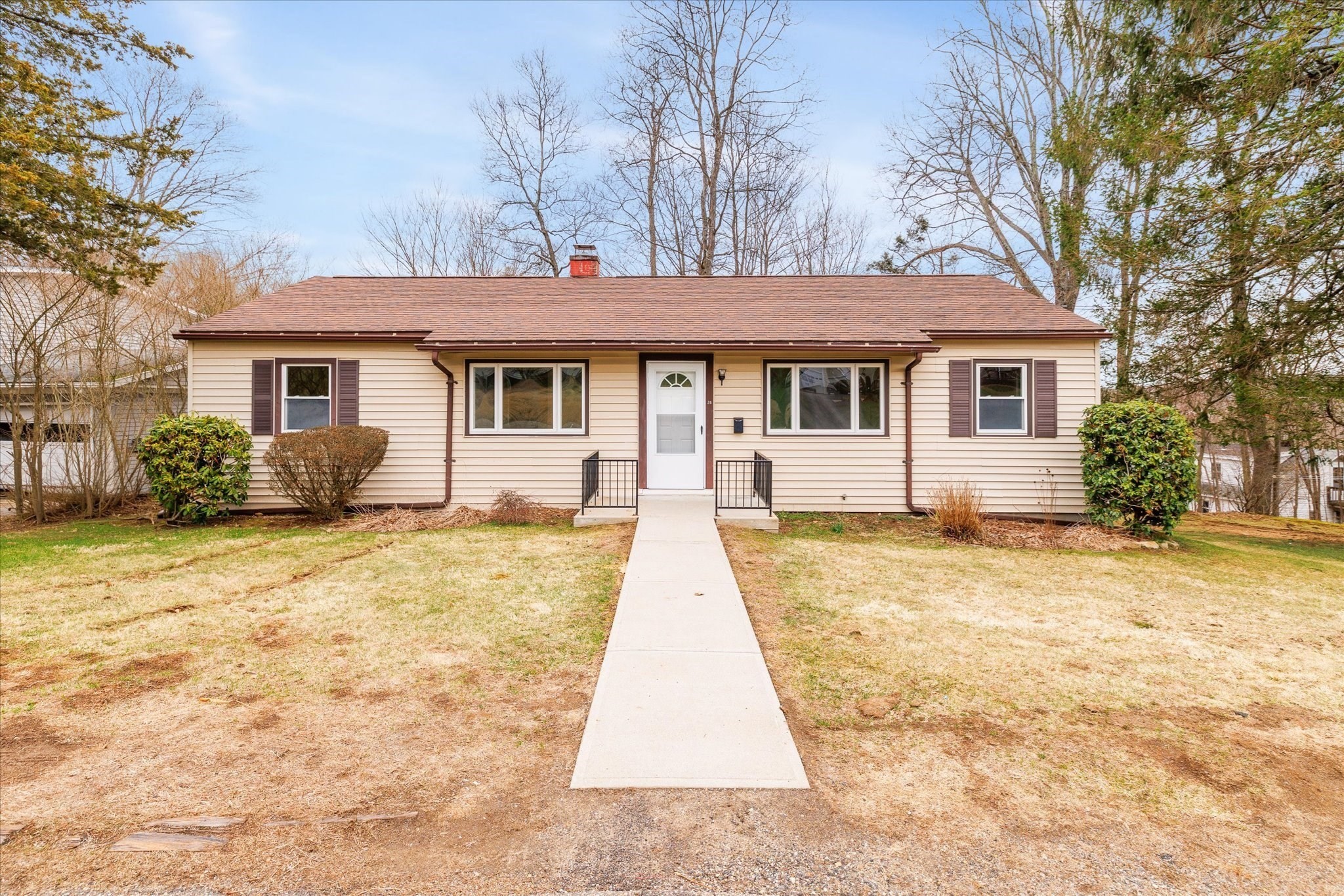 26 Roosevelt Dr, Southbridge, MA 01550