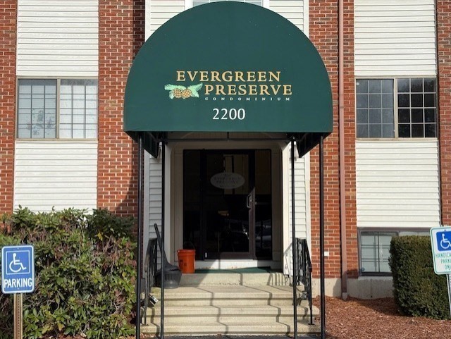 2200 Skyline Dr Unit 4, Lowell, MA 01854