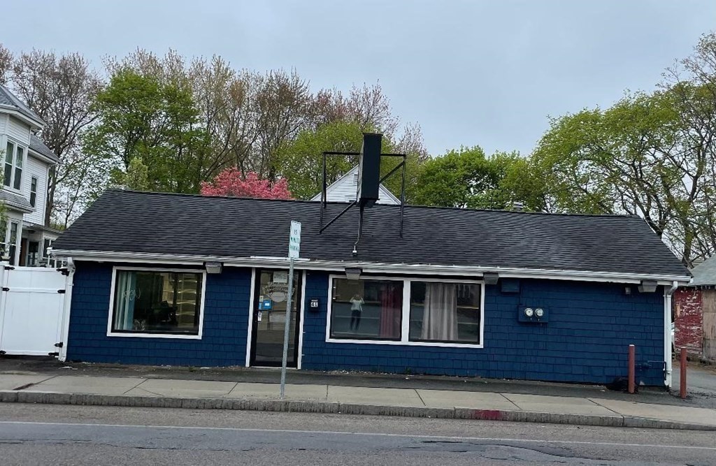 41 Plymouth St, Holbrook, MA 02343