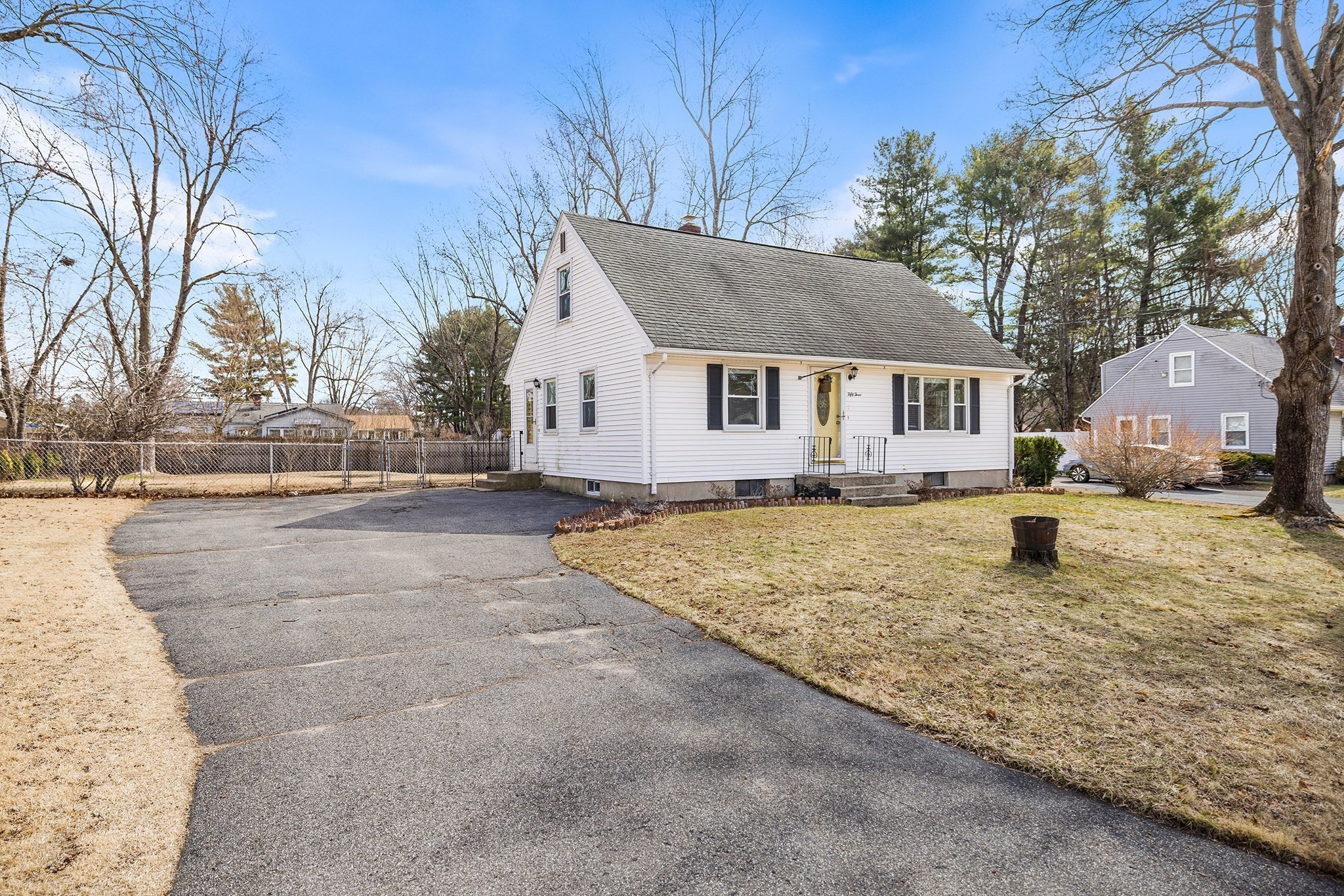 53 Pidgeon Dr, Springfield, MA 01119