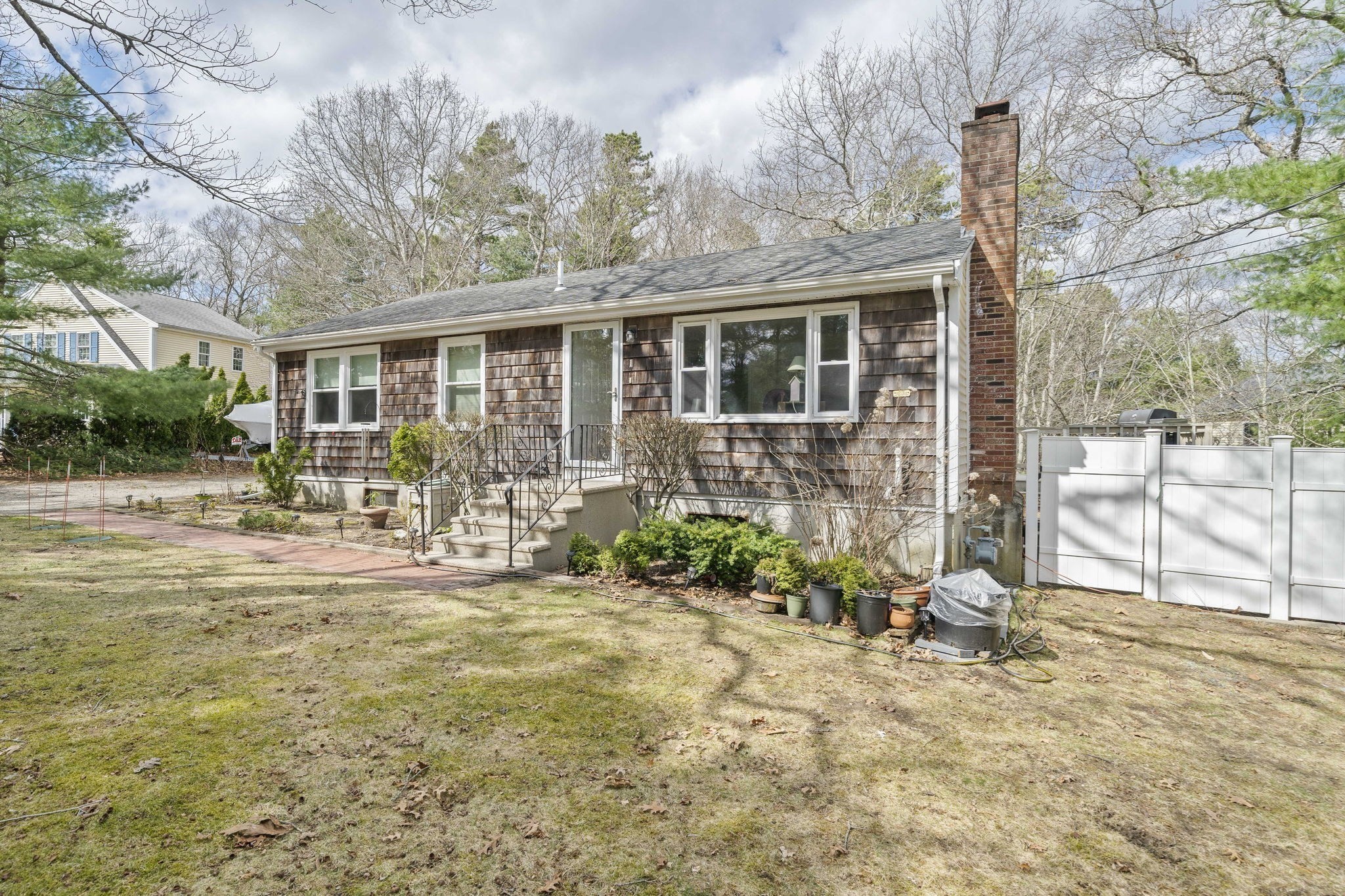 1 Carver Rd, Plymouth, MA 02360