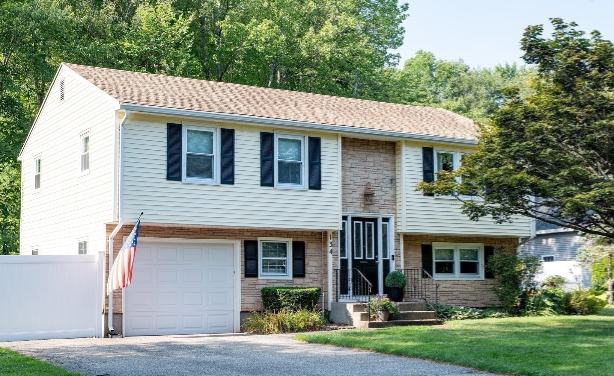 134 Hendom Dr, Agawam, MA 01030