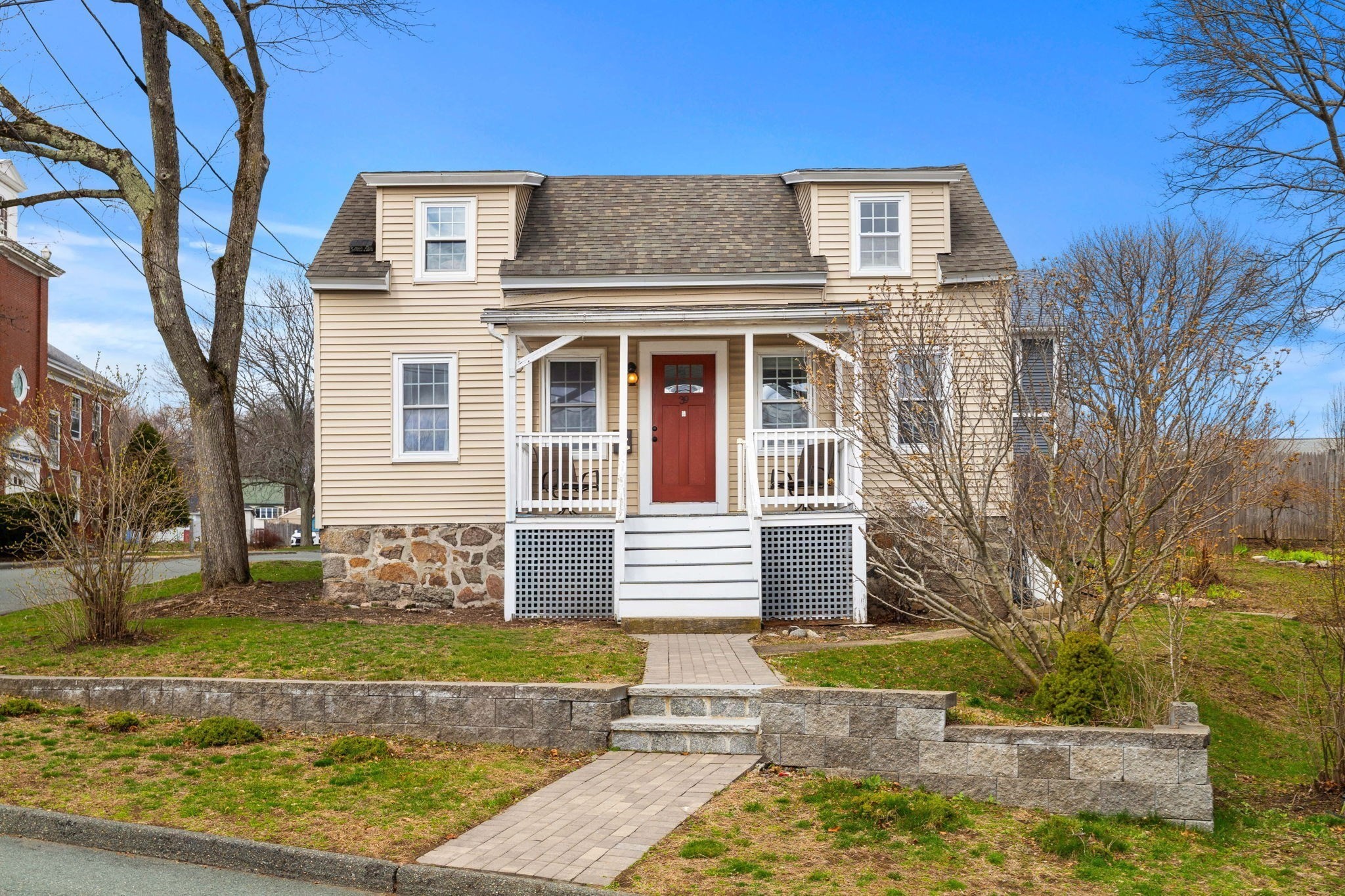 39 Chestnut St, Peabody, MA 01960