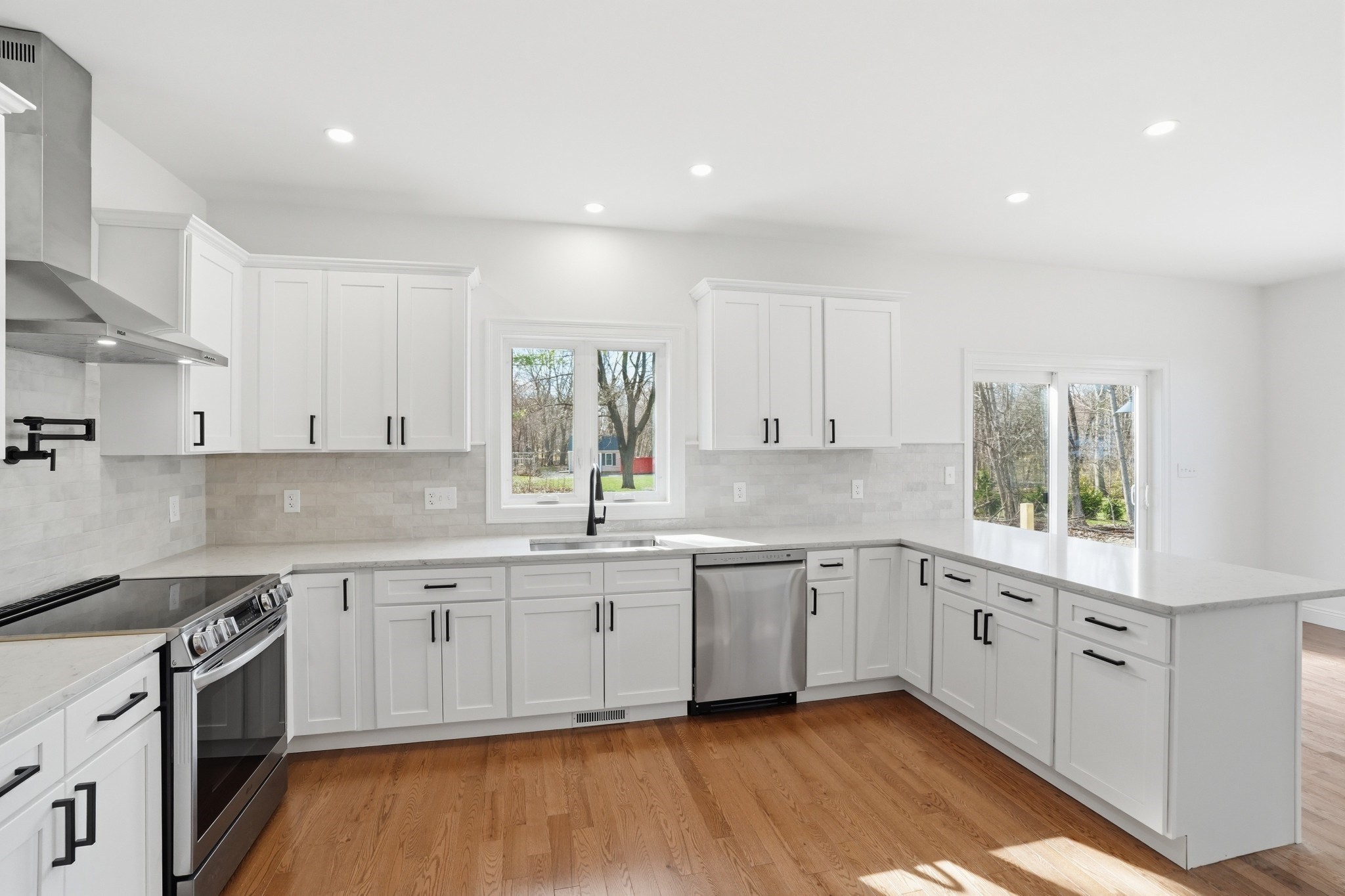 2 Valley Run Dr, Attleboro, MA 02703